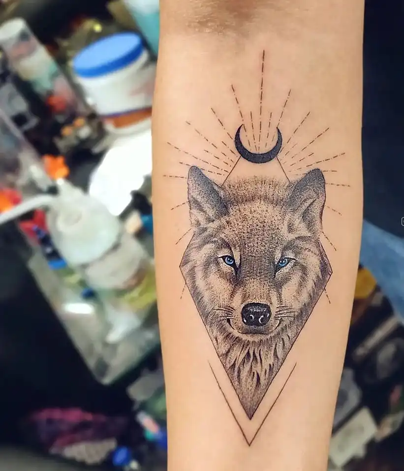 Tatuagem de lobo e lua